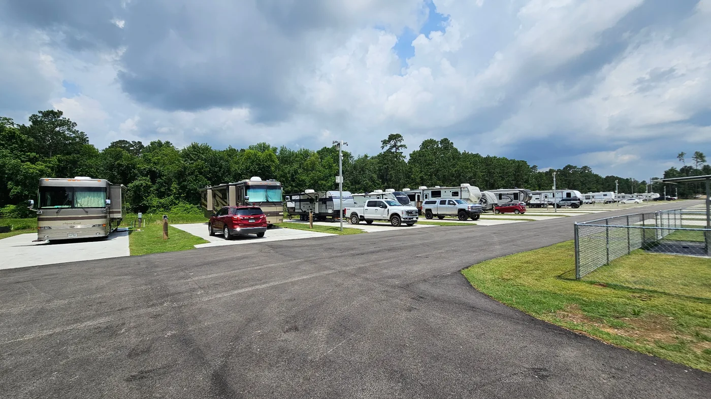 Gated entrance to Gleneagles RV Resort in Conroe Texas